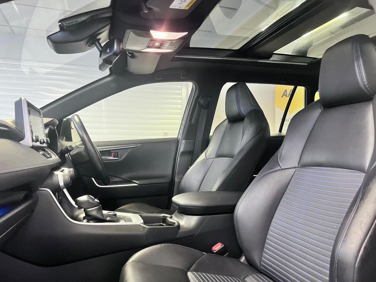 2020 Toyota RAV4, seat front passenger (photo 32 of 49)