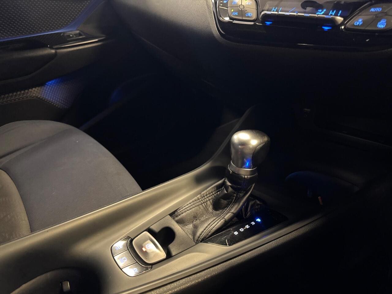 2017 Toyota C-HR, interior front (photo 12 of 31)