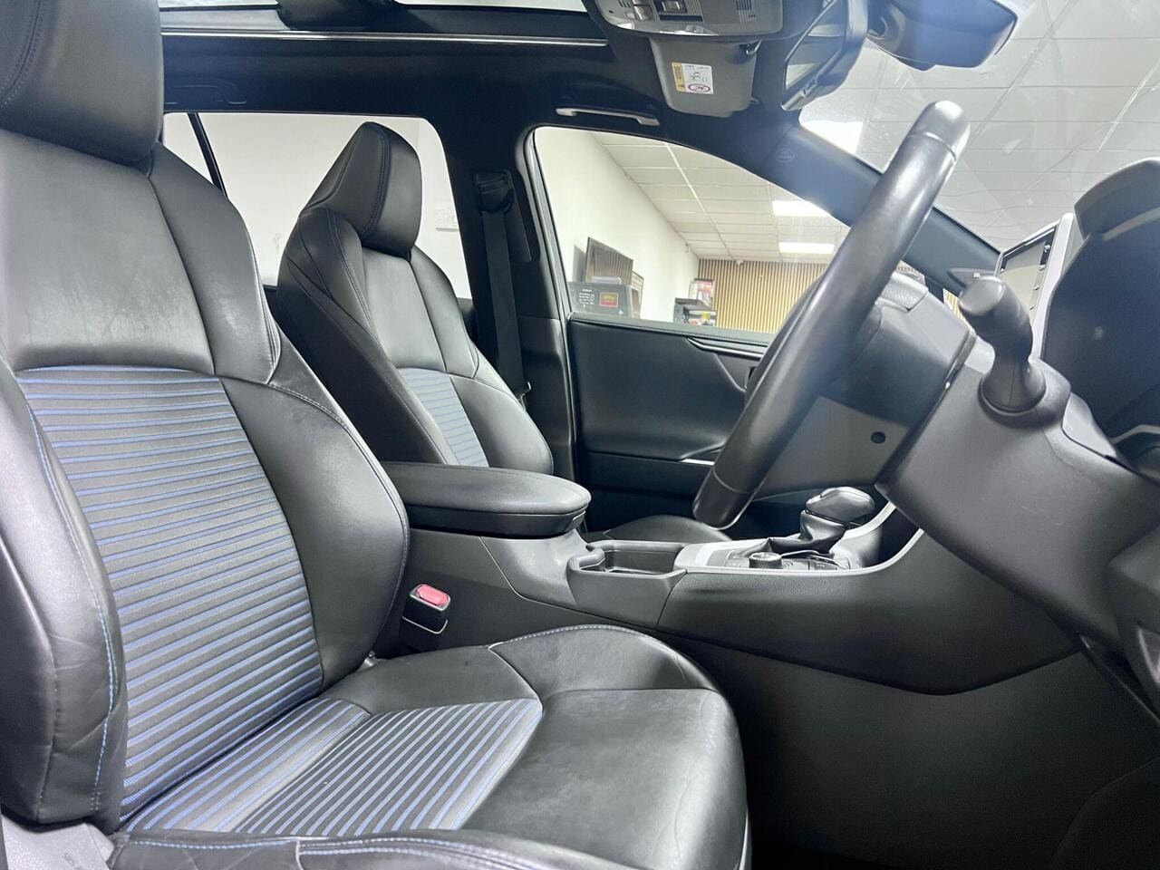 2020 Toyota RAV4, seat driver (photo 28 of 43)