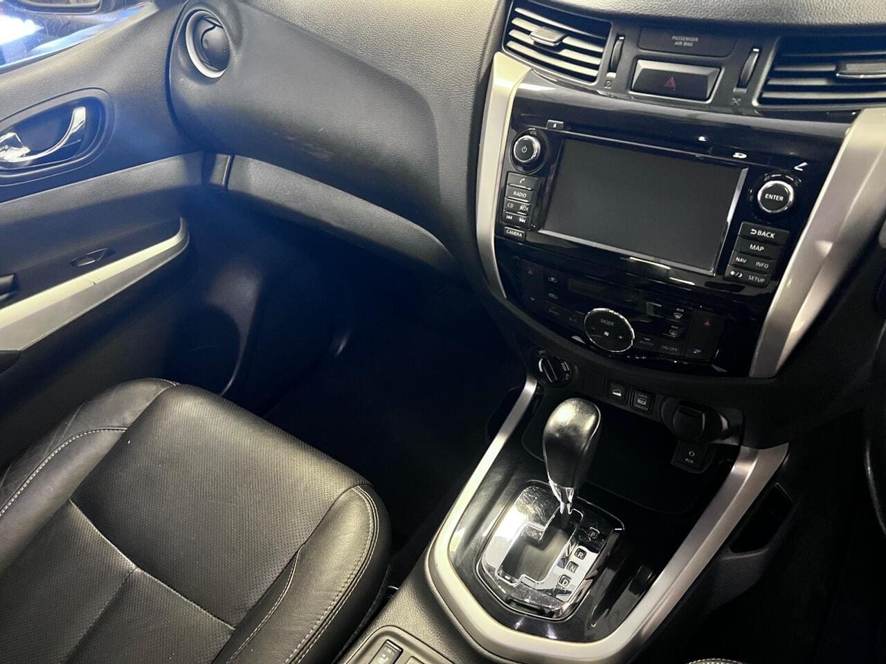 2019 Nissan Navara, interior front (photo 20 of 33)