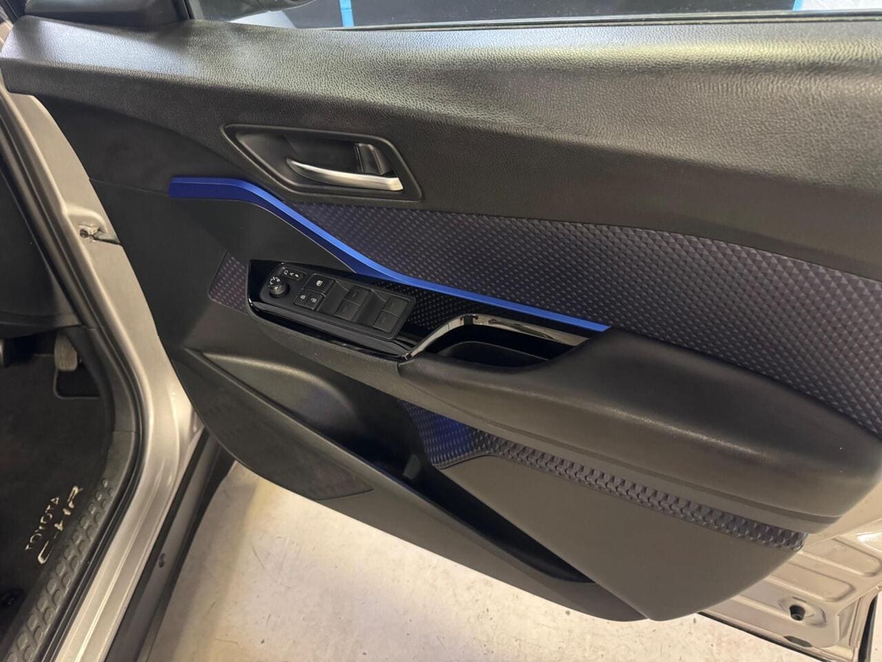 2017 Toyota C-HR, door interior (photo 9 of 31)