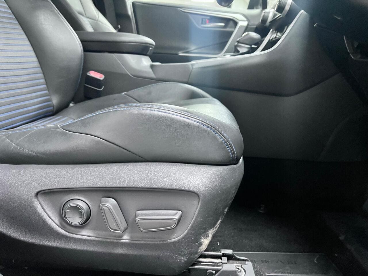 2020 Toyota RAV4 (photo 31 of 43)