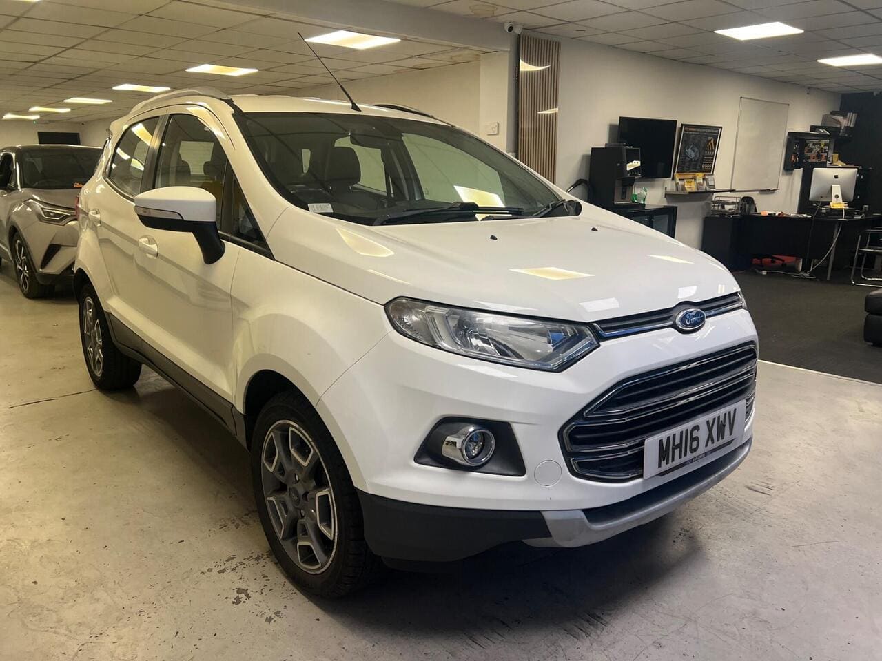 2016 Ford EcoSport, front right (photo 3 of 26)