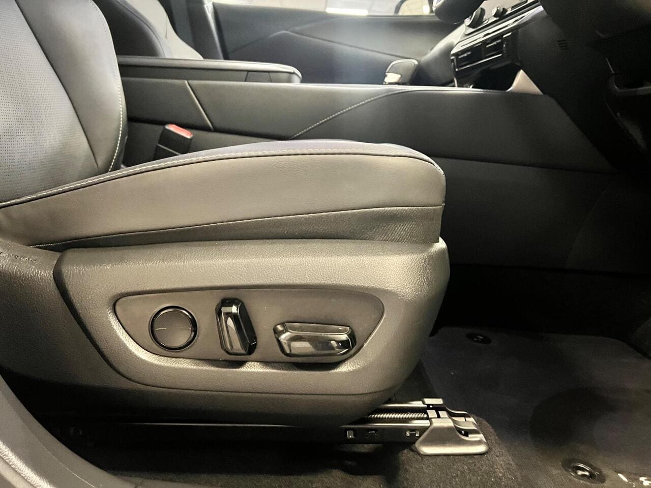 2024 Lexus RX, misc controls (photo 19 of 57)