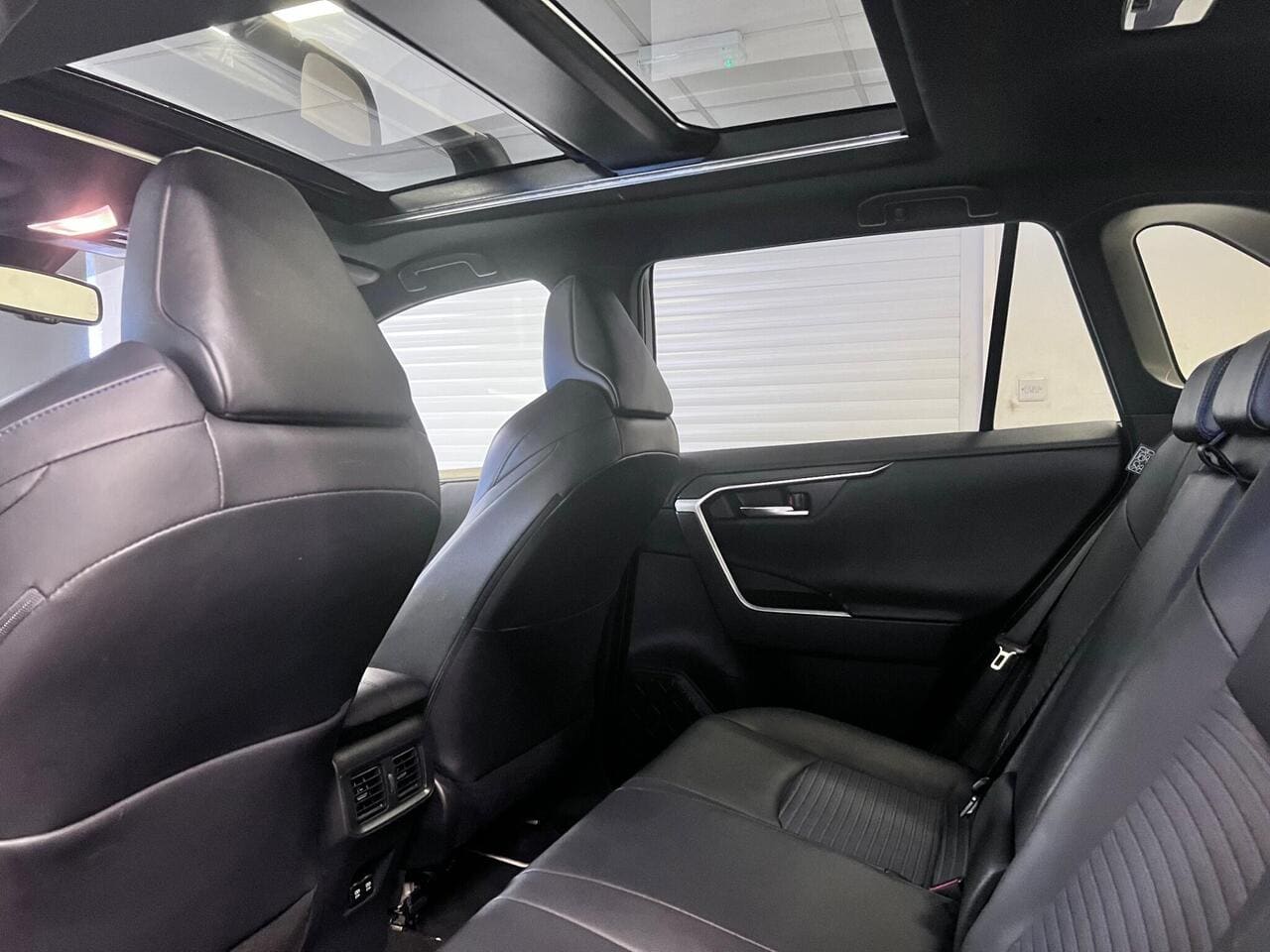 2020 Toyota RAV4, seats rear (photo 25 of 49)