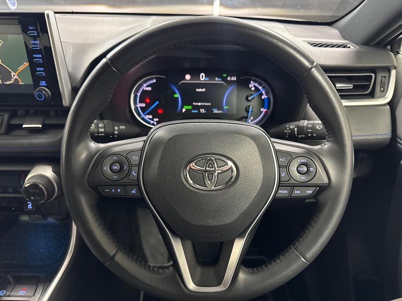 2022 Toyota RAV4, steering wheel (photo 24 of 36)