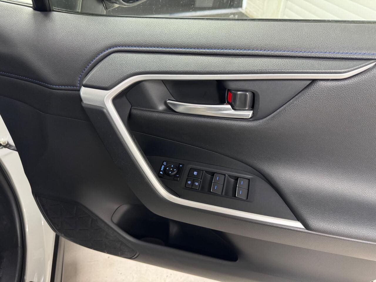 2022 Toyota RAV4, door interior (photo 27 of 36)