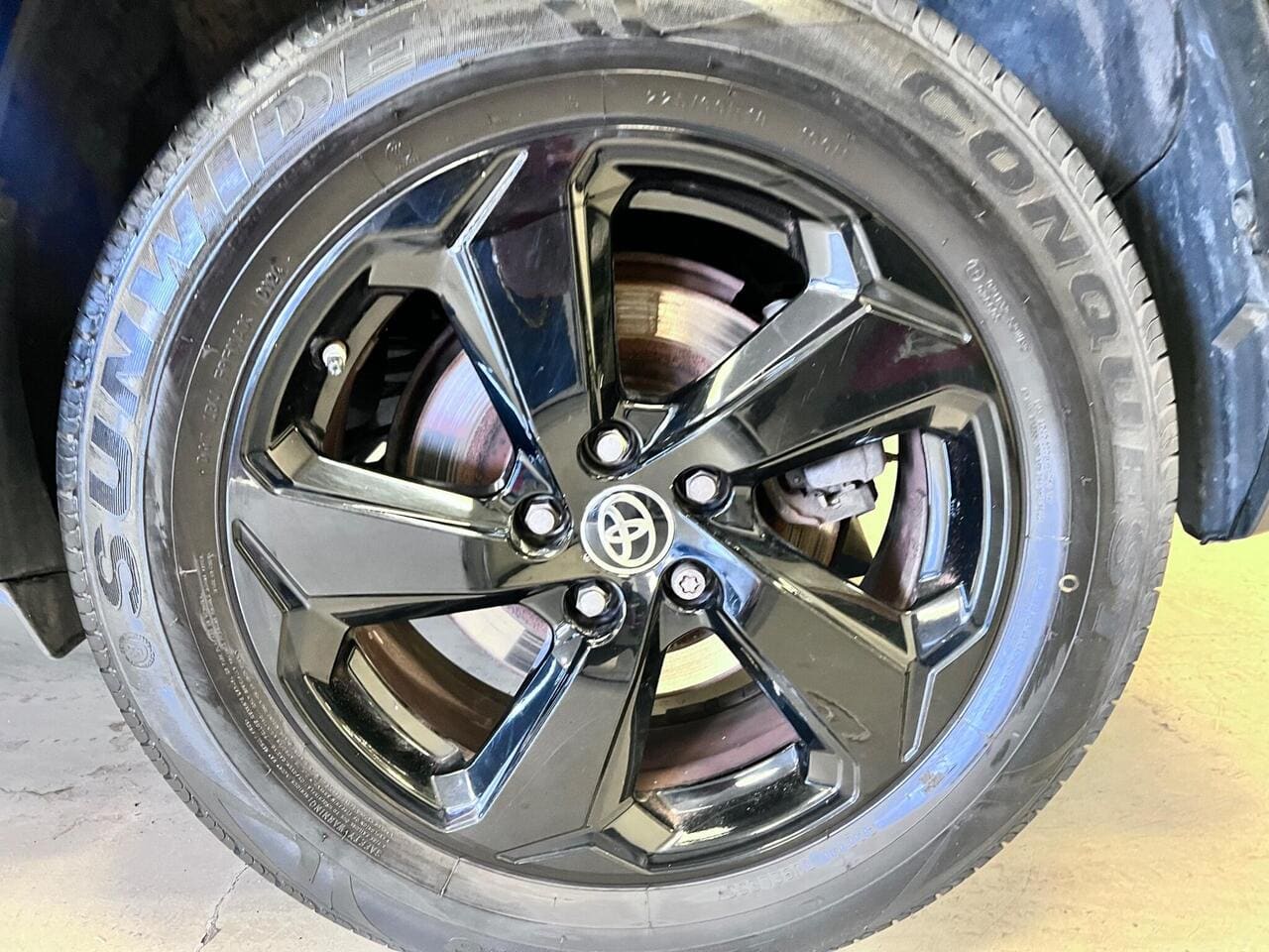 2020 Toyota RAV4, wheel (photo 19 of 49)