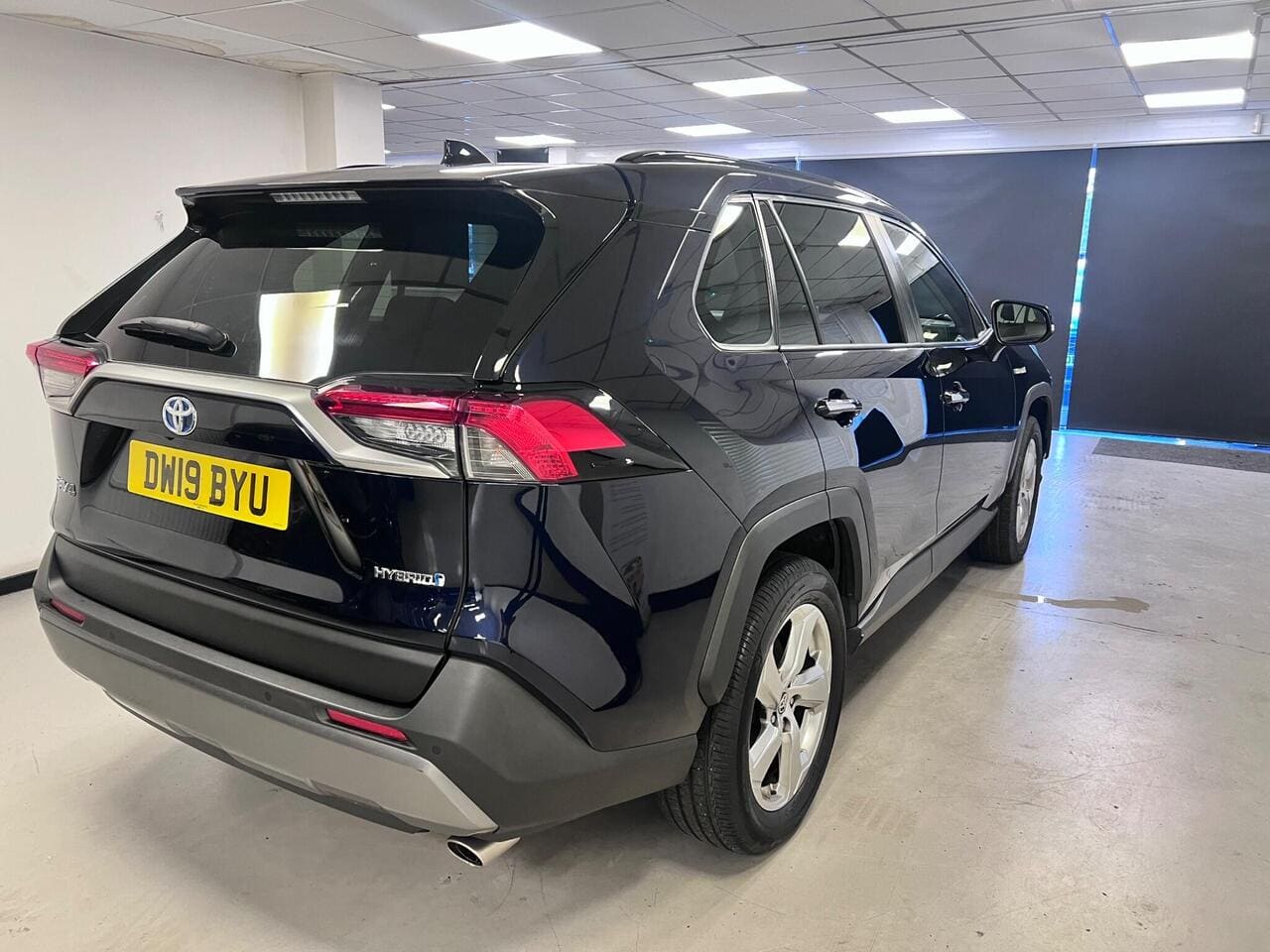 2019 Toyota RAV4, rear right (photo 5 of 37)