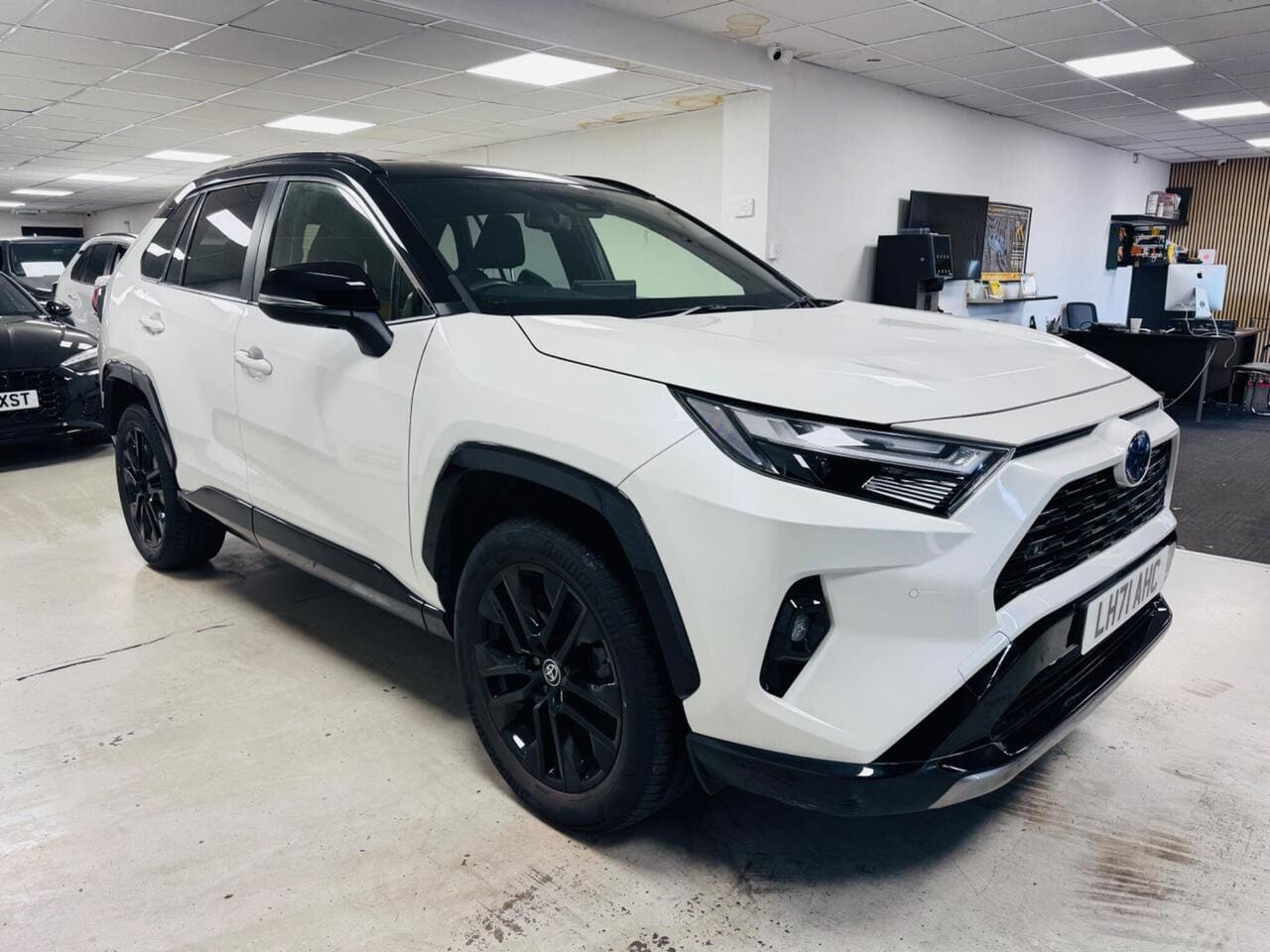 2022 Toyota RAV4, front right (photo 3 of 36)
