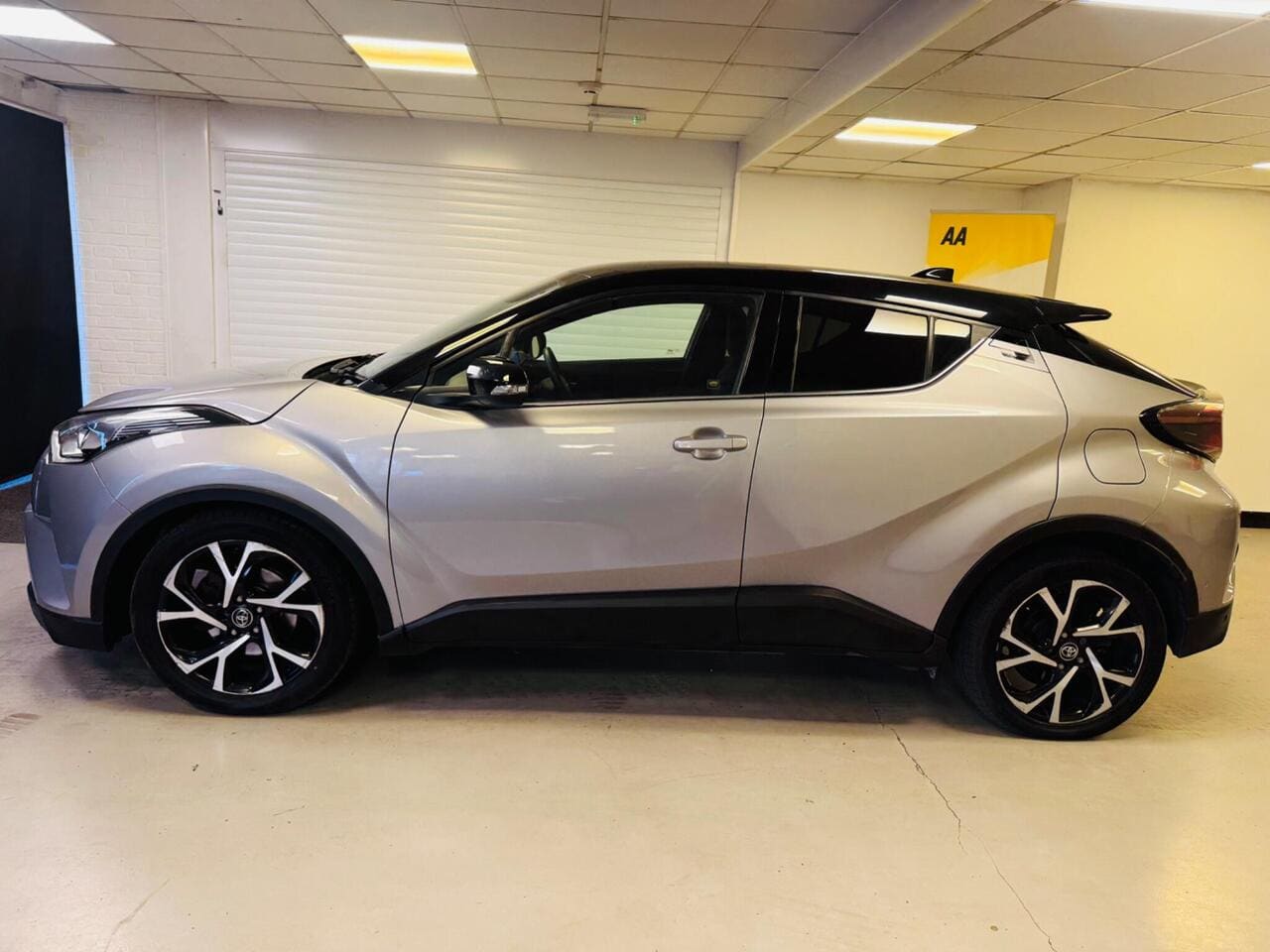 2017 Toyota C-HR, side left (photo 4 of 31)