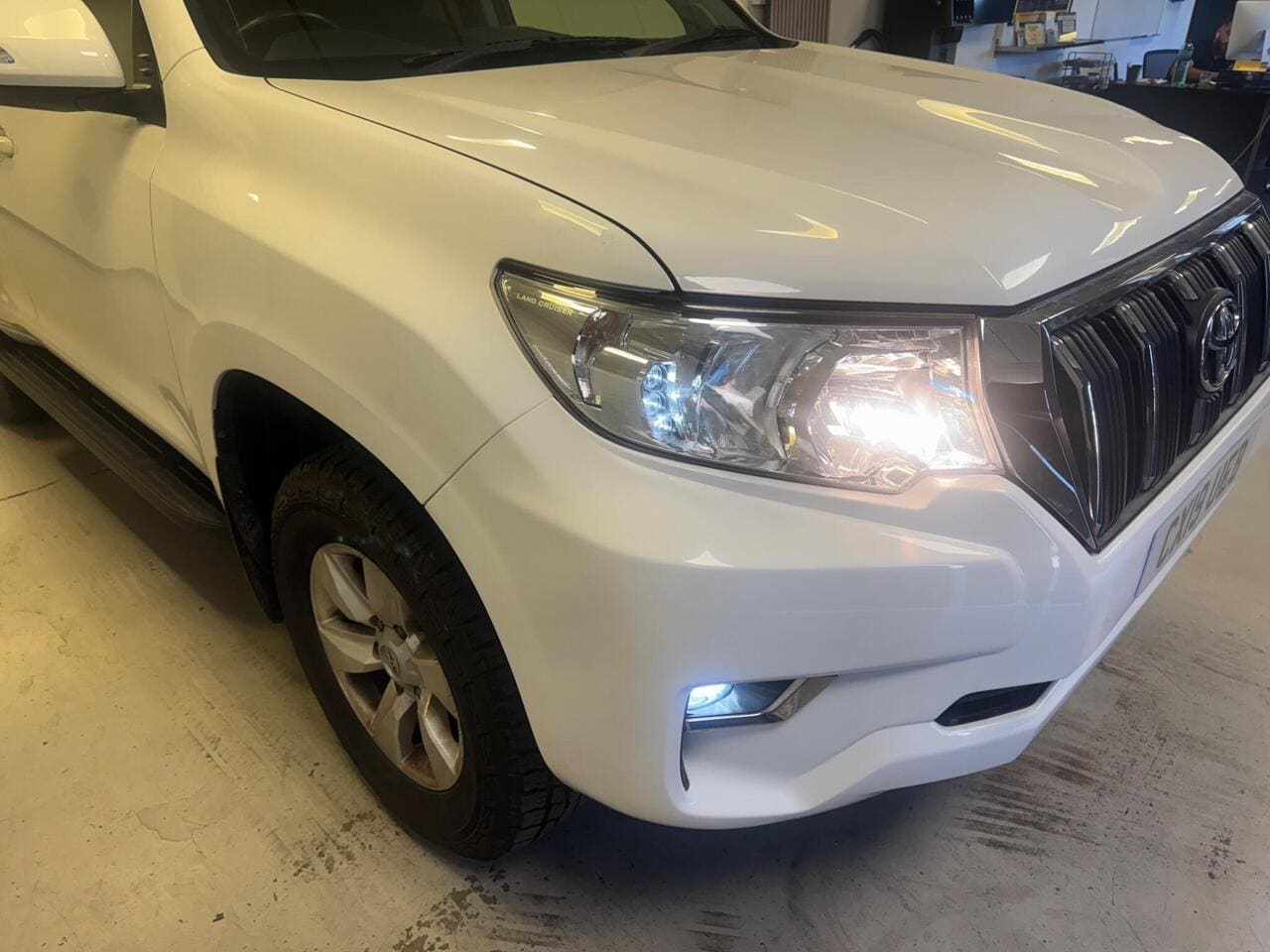 2019 Toyota Land Cruiser, lights front (photo 29 of 39)