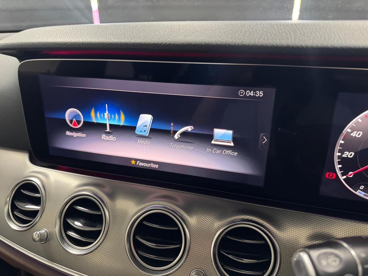 2018 Mercedes-Benz E Class, infotainment system (photo 33 of 36)