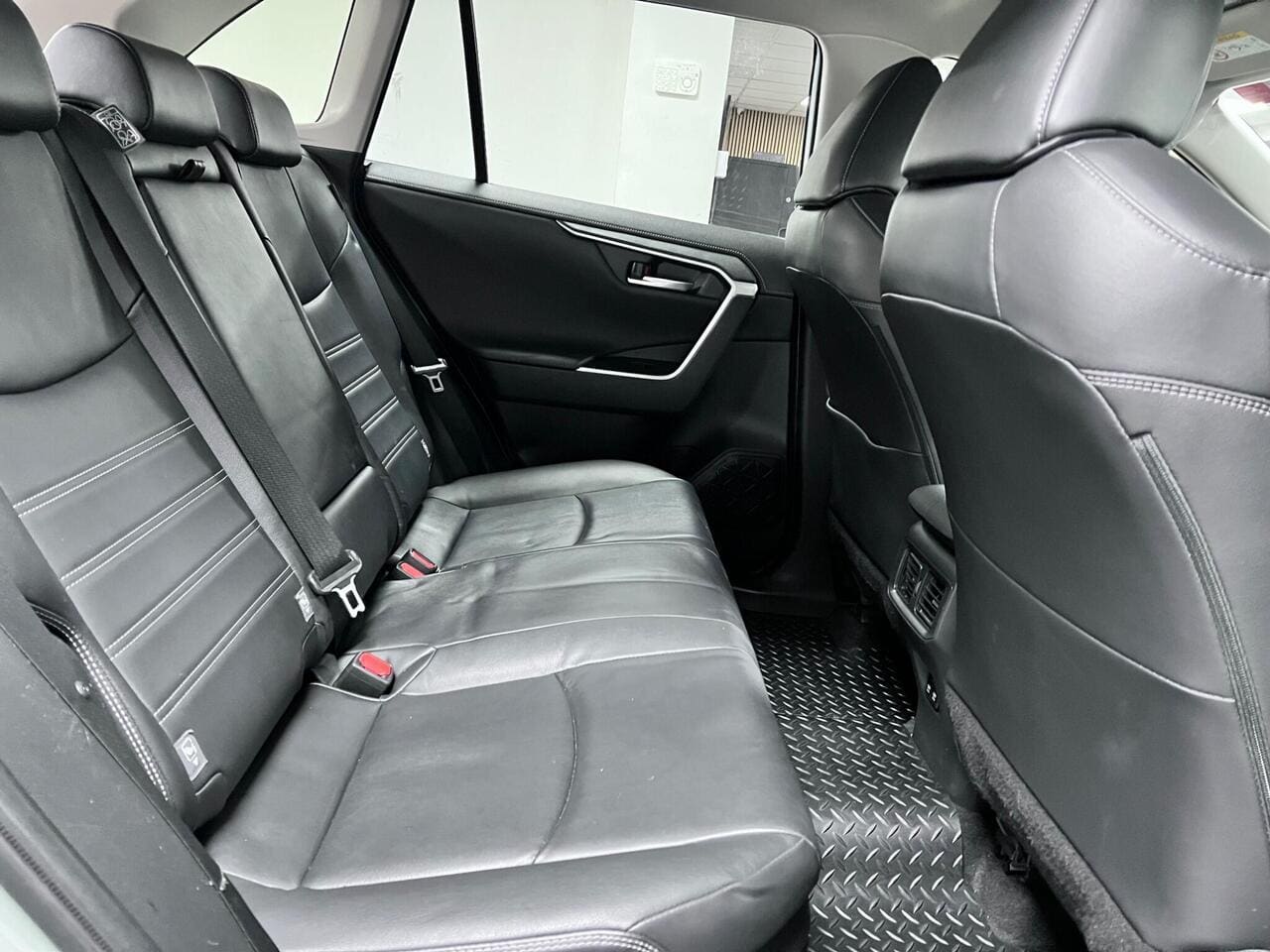 2020 Toyota RAV4, seats rear (photo 27 of 36)