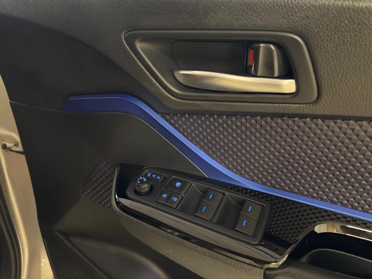 2017 Toyota C-HR, misc controls (photo 10 of 31)