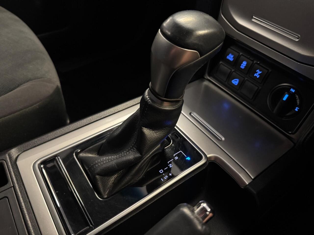 2019 Toyota Land Cruiser, interior front (photo 16 of 39)
