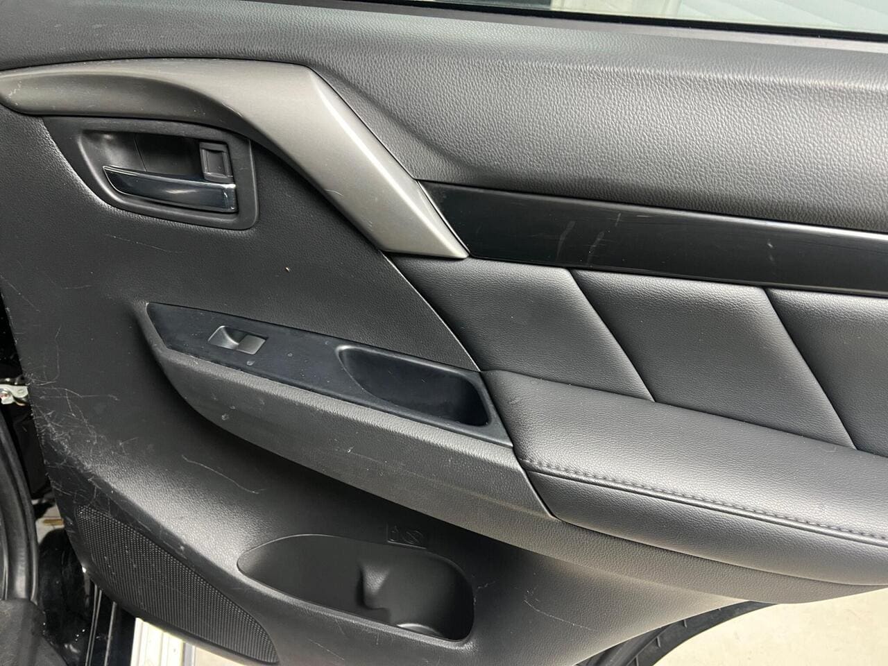 2020 Mitsubishi Shogun Sport, door interior (photo 25 of 44)