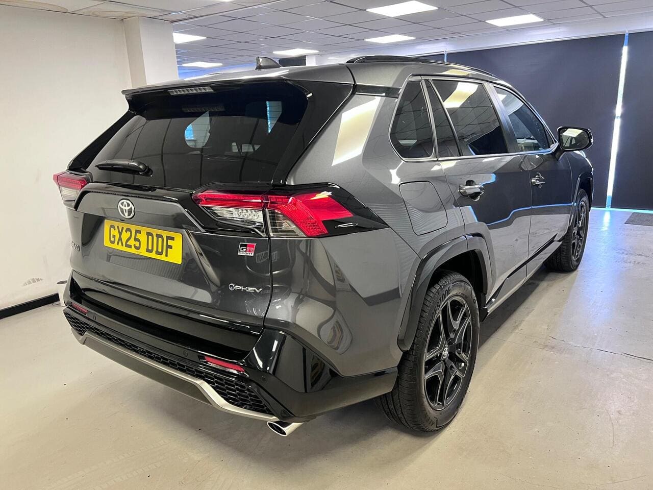 2025 Toyota RAV4, rear right (photo 5 of 41)