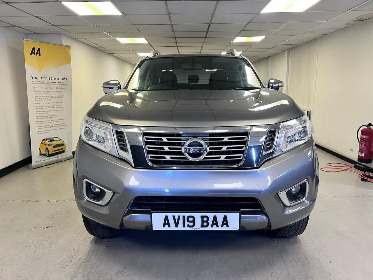 2019 Nissan Navara, front (photo 2 of 33)