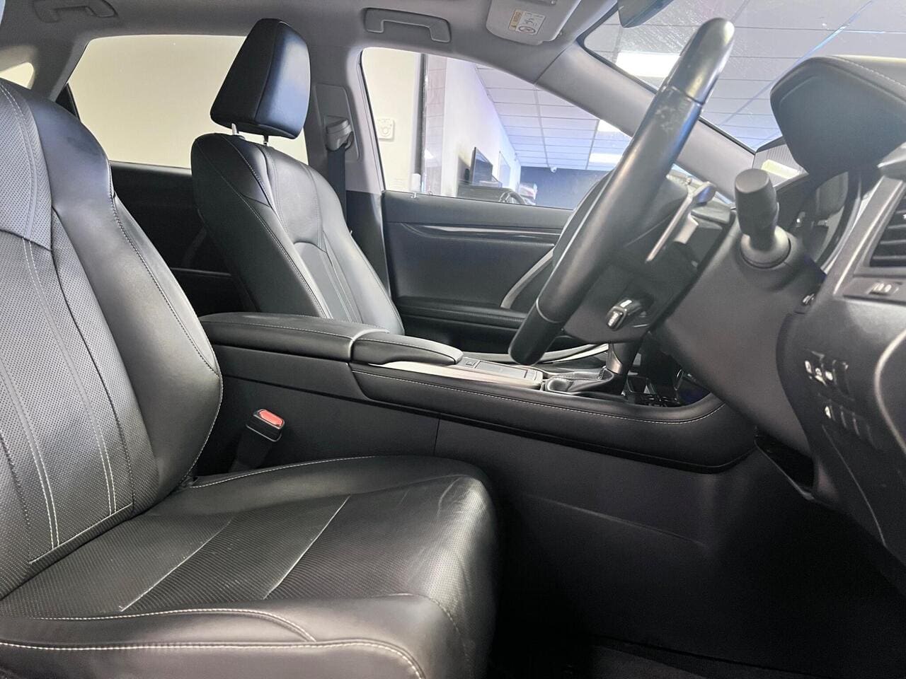 2020 Lexus RX, seat driver (photo 36 of 45)