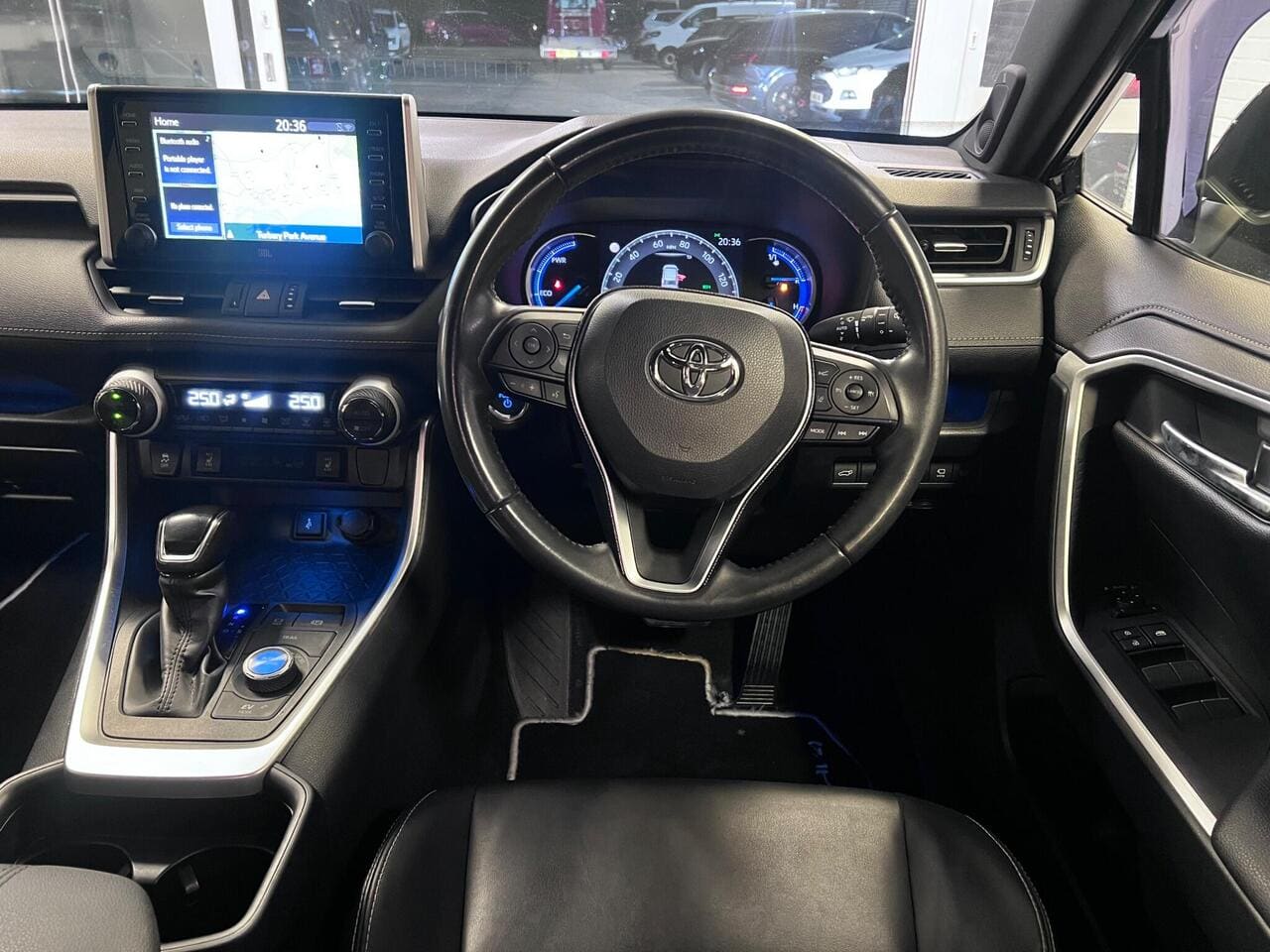 2021 Toyota RAV4, steering wheel (photo 32 of 38)