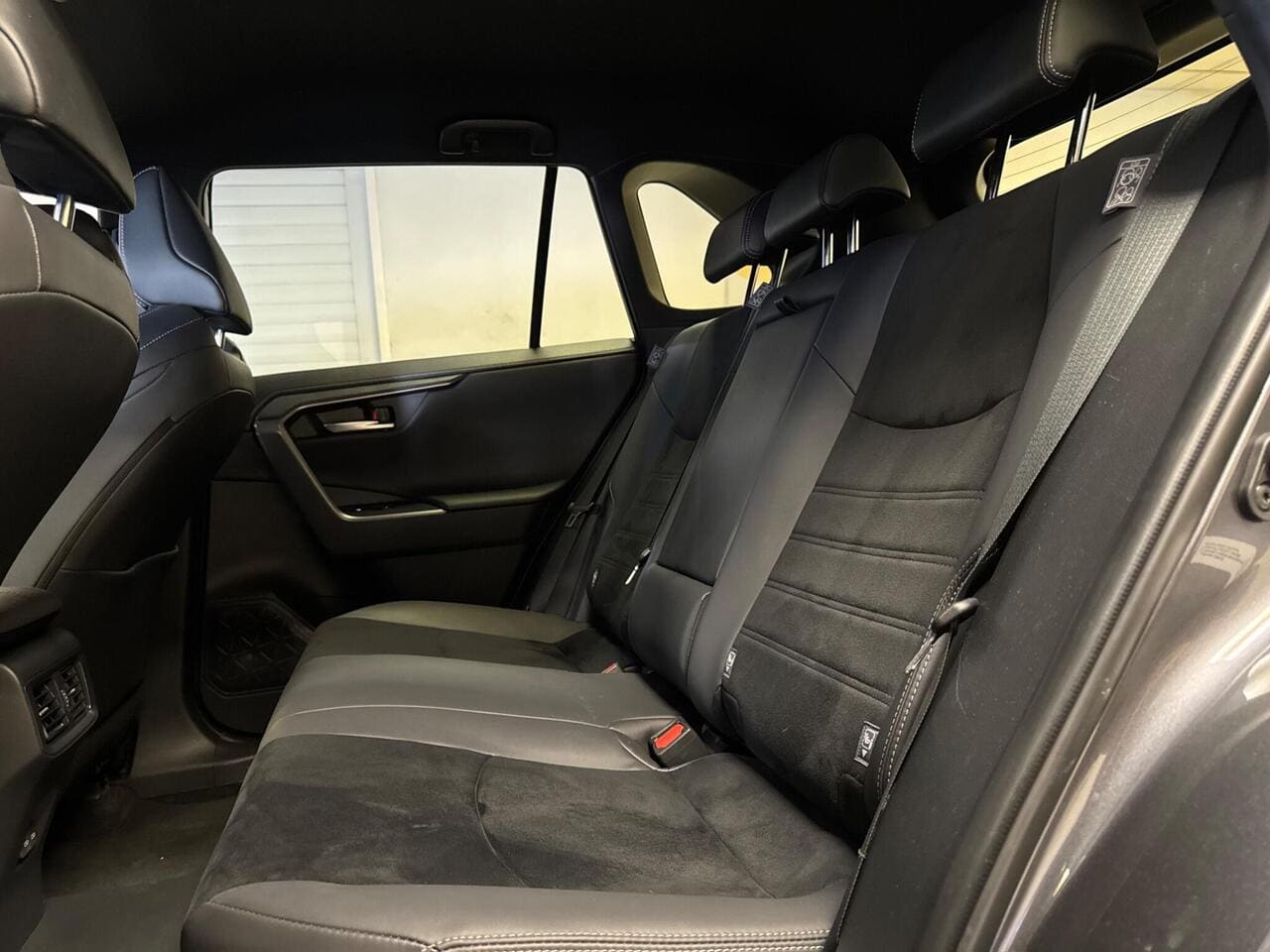 2025 Toyota RAV4, seats rear (photo 34 of 41)