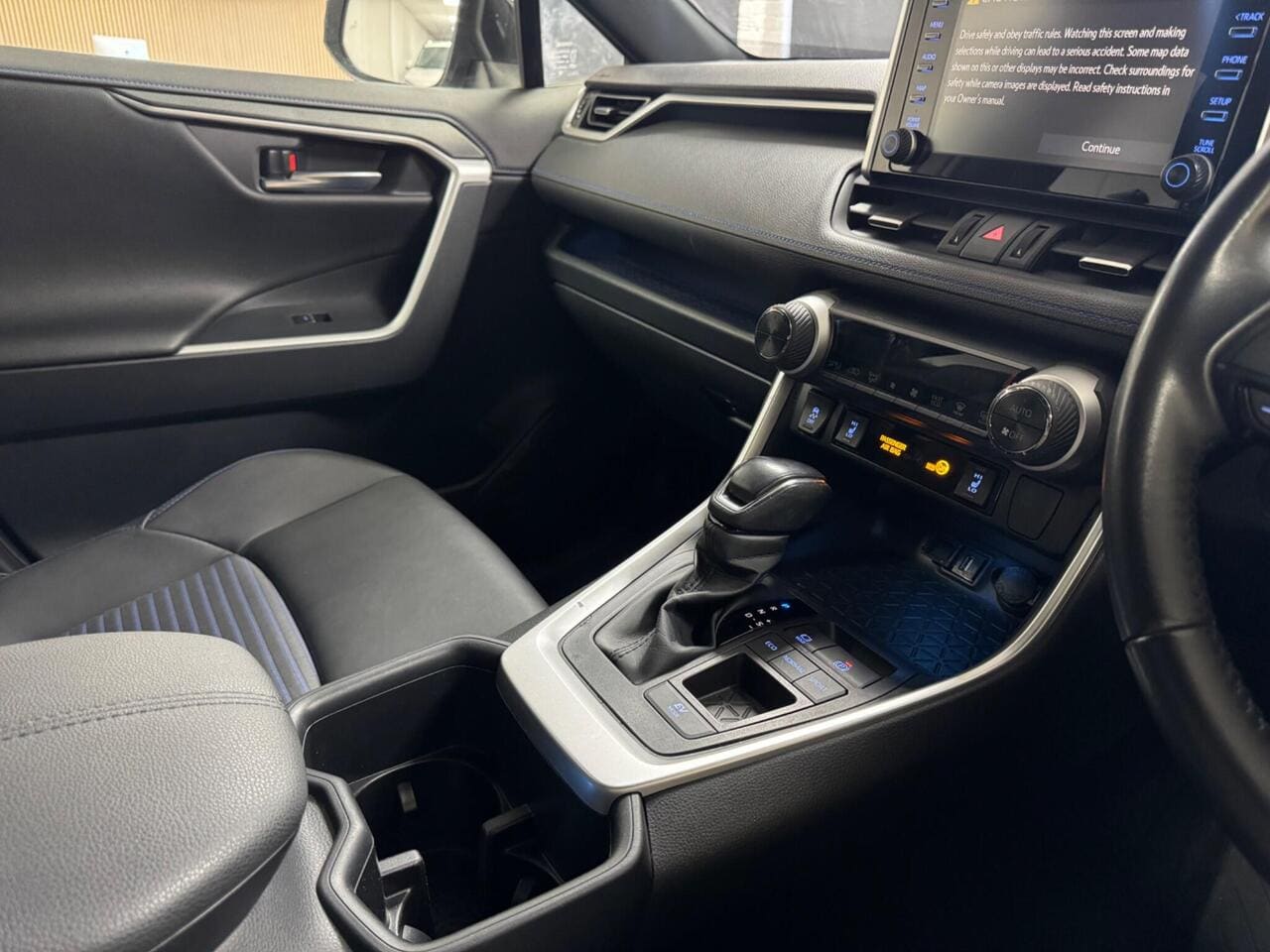 2022 Toyota RAV4, interior front (photo 14 of 36)