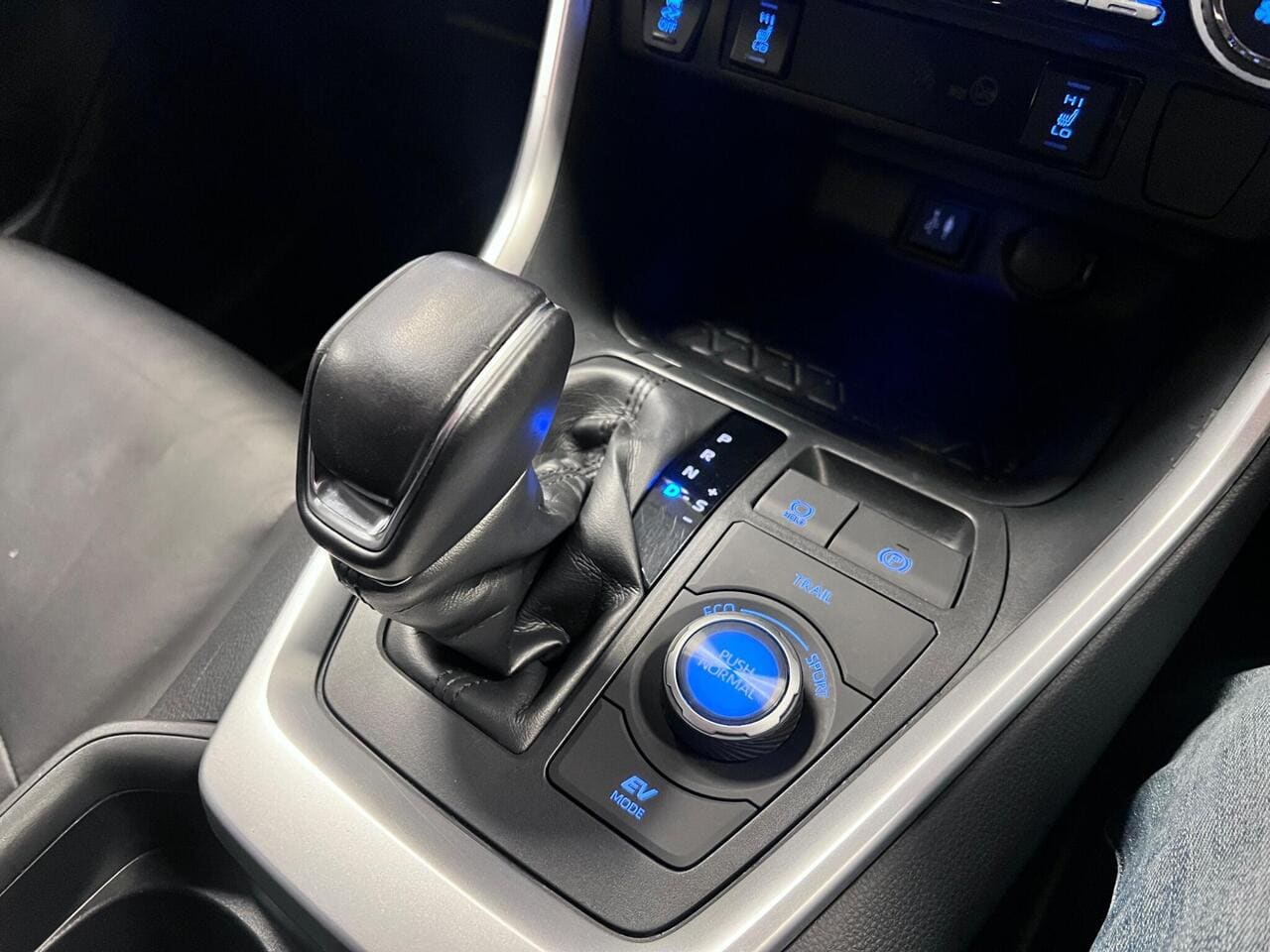 2019 Toyota RAV4, interior front (photo 34 of 37)