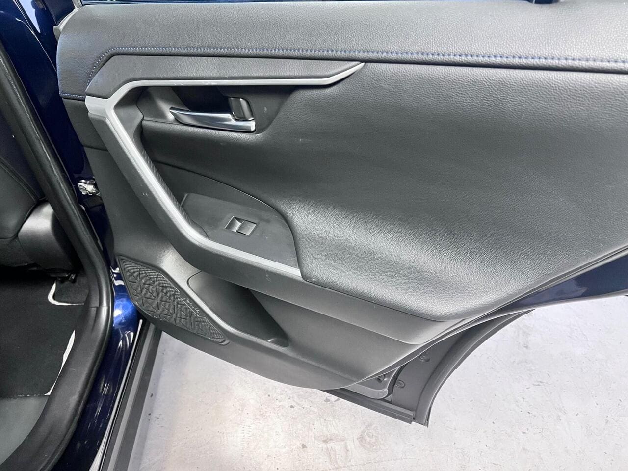 2020 Toyota RAV4, door interior (photo 17 of 49)