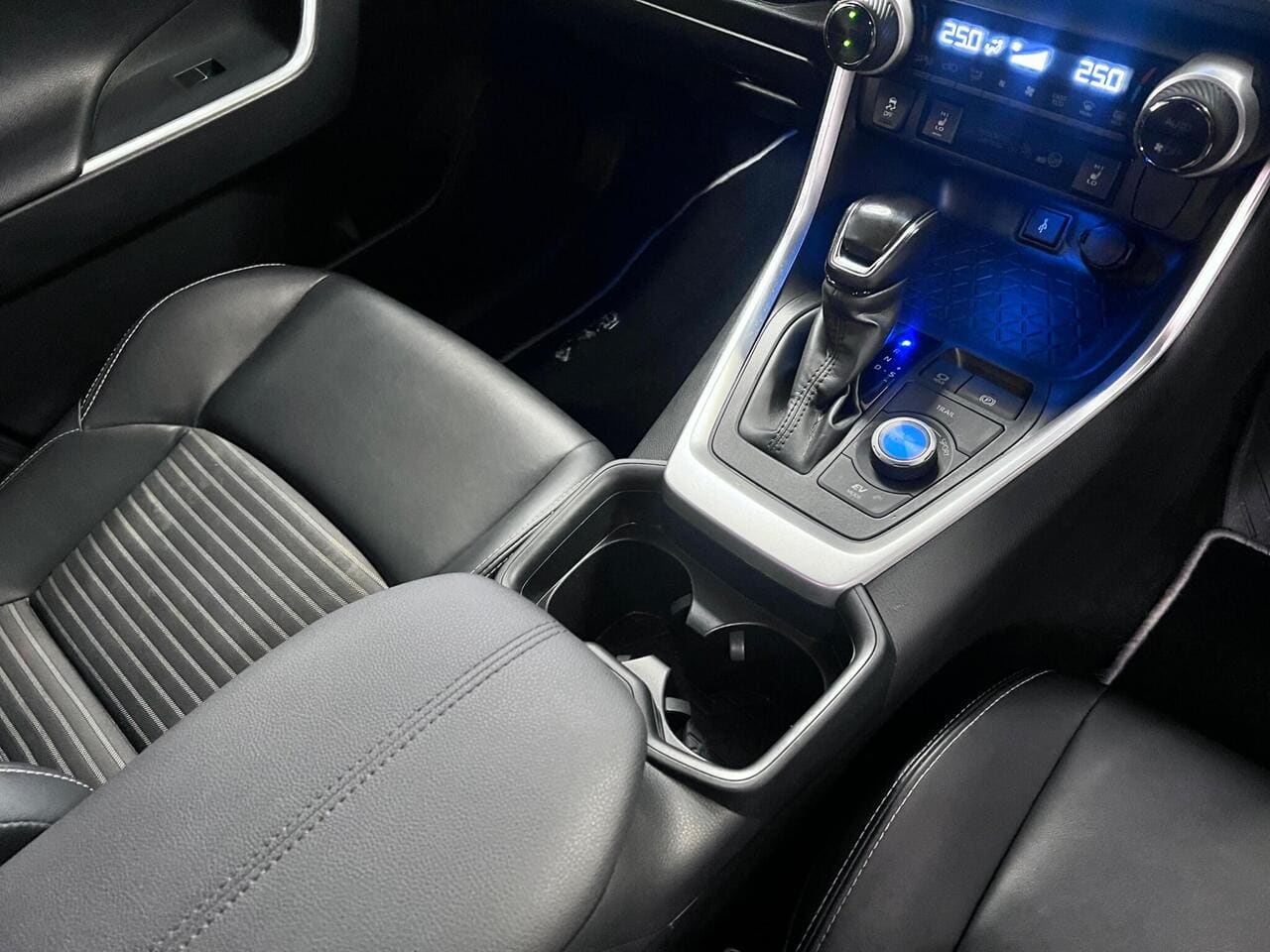 2021 Toyota RAV4, interior front (photo 23 of 38)