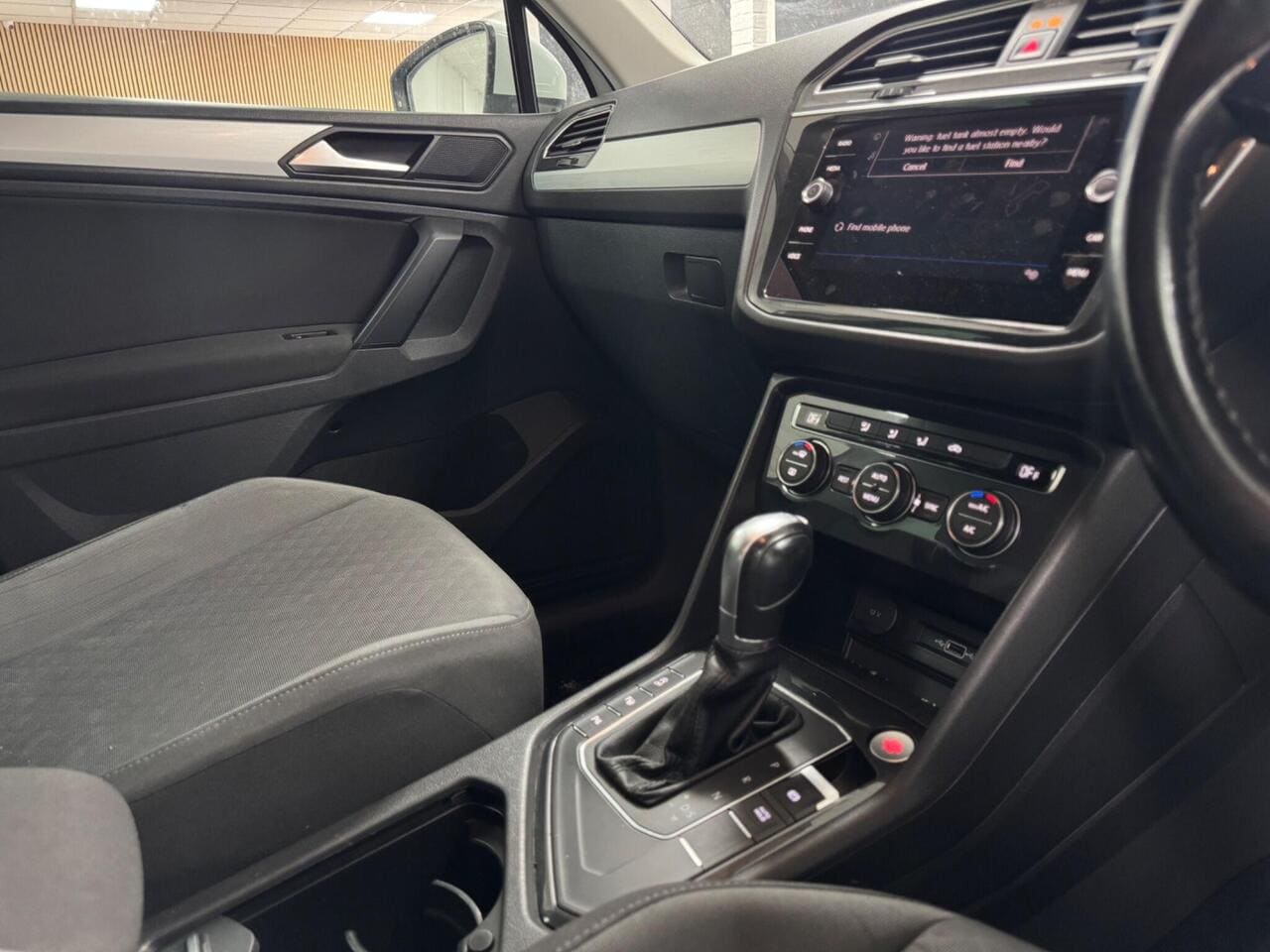 2019 Volkswagen Tiguan, interior front (photo 13 of 28)