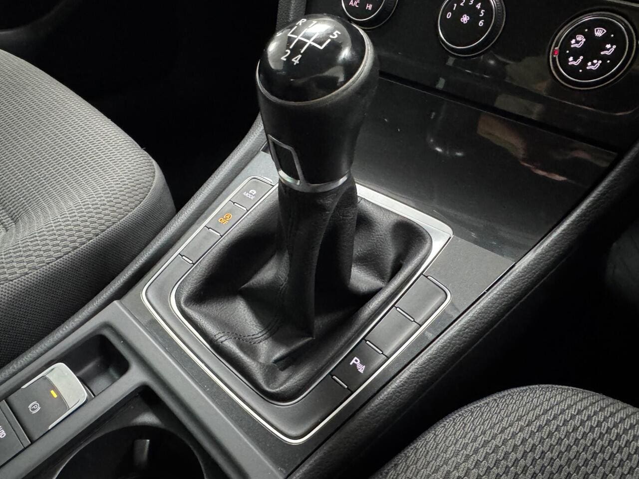 2019 Volkswagen Golf, interior front (photo 18 of 30)