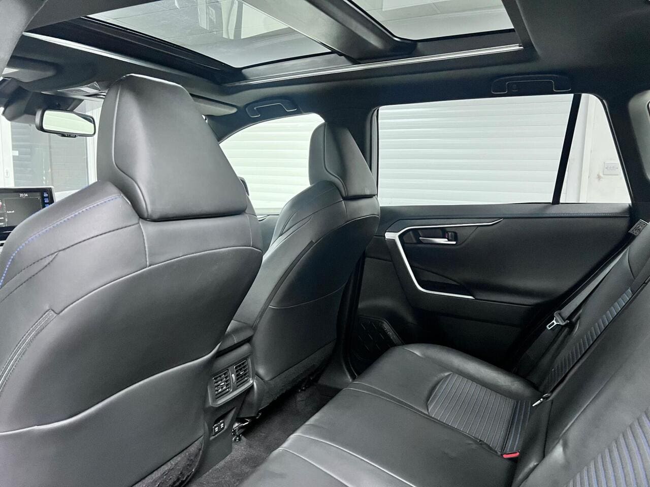 2020 Toyota RAV4, seats rear (photo 18 of 43)