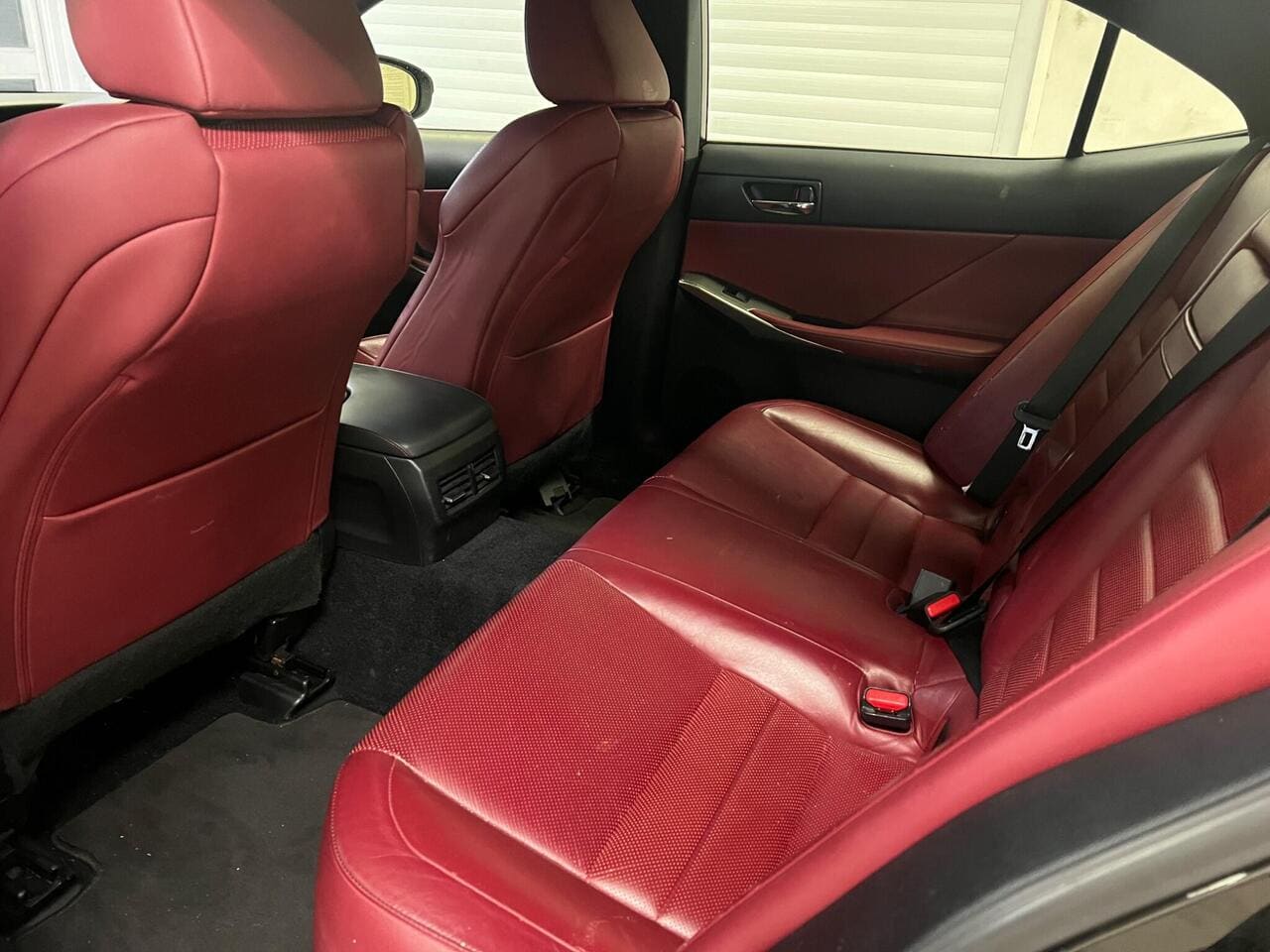 2013 Lexus IS, seats rear (photo 33 of 34)