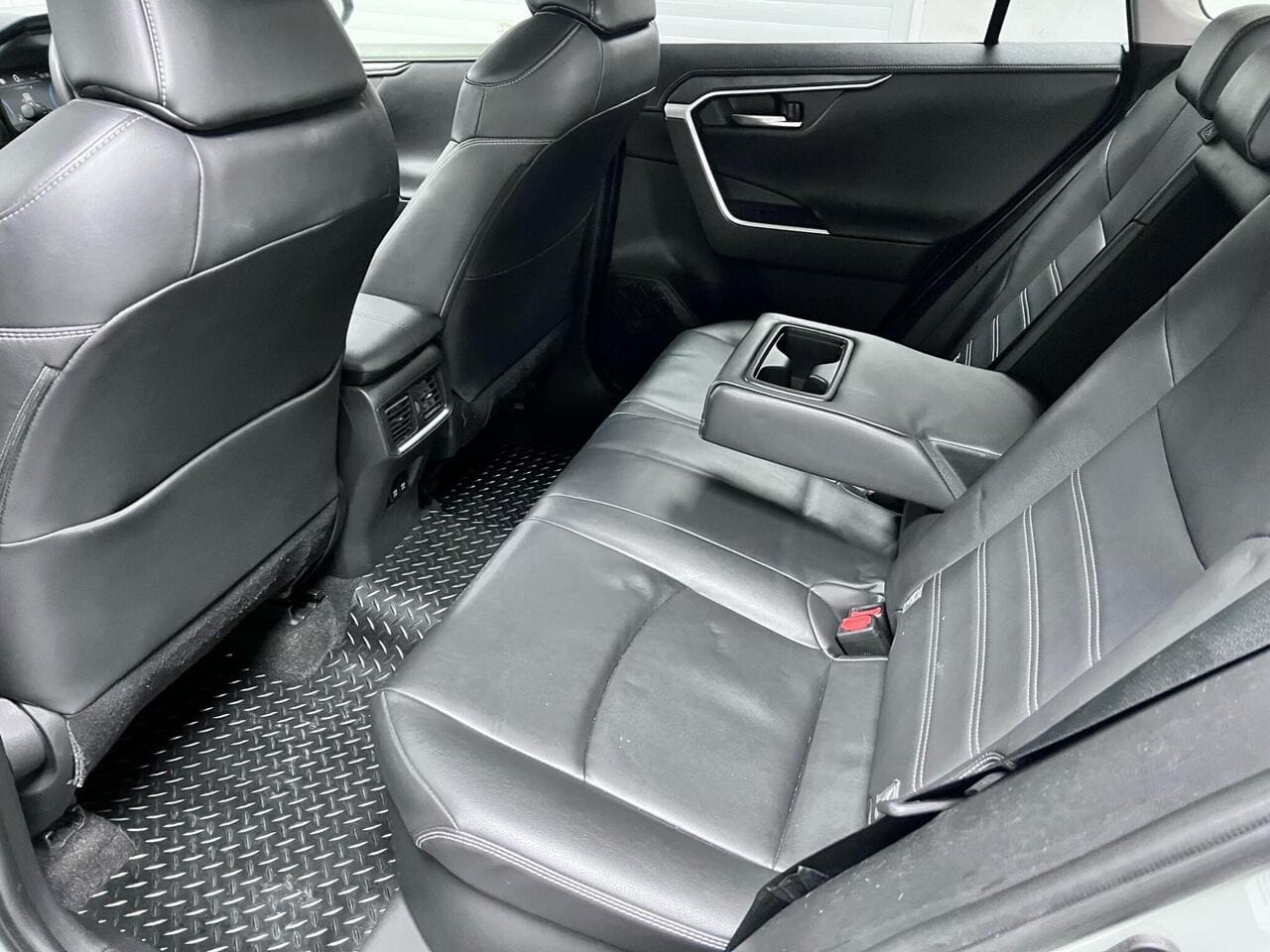2020 Toyota RAV4, seats rear (photo 25 of 36)