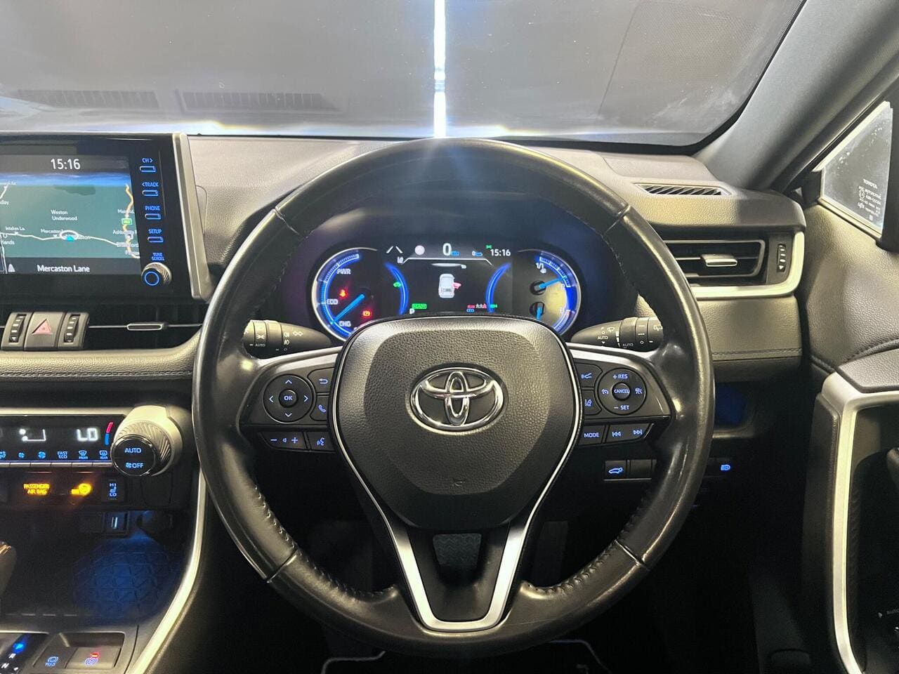 2020 Toyota RAV4, steering wheel (photo 41 of 49)