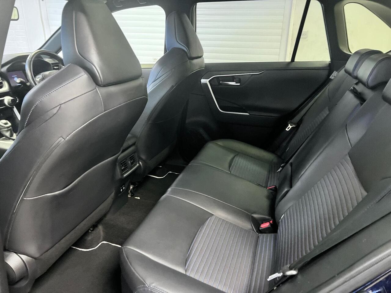 2020 Toyota RAV4, seats rear (photo 27 of 49)