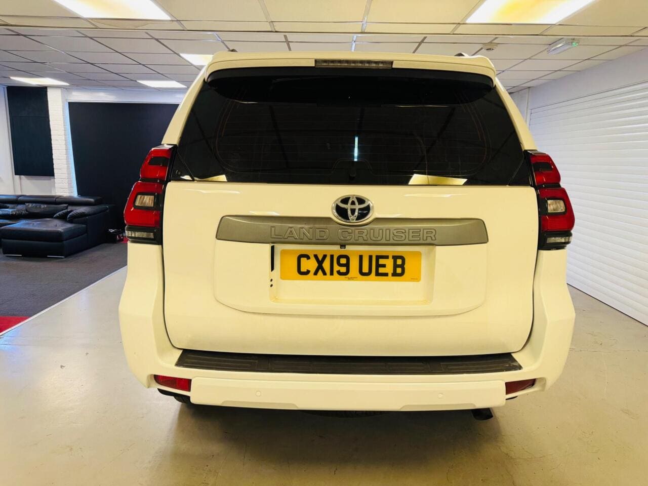 2019 Toyota Land Cruiser, rear (photo 5 of 39)