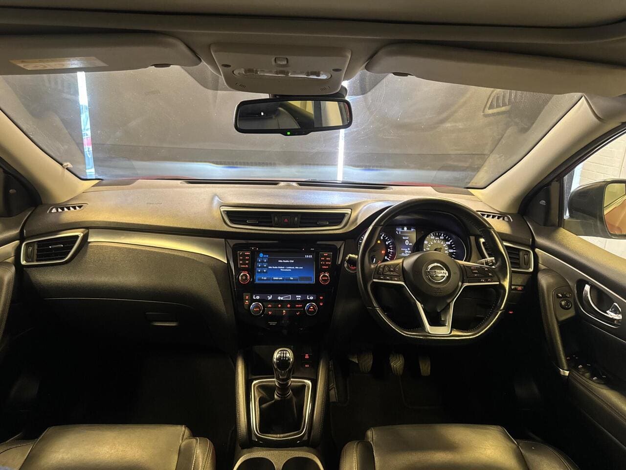 2017 Nissan Qashqai, interior front (photo 34 of 36)