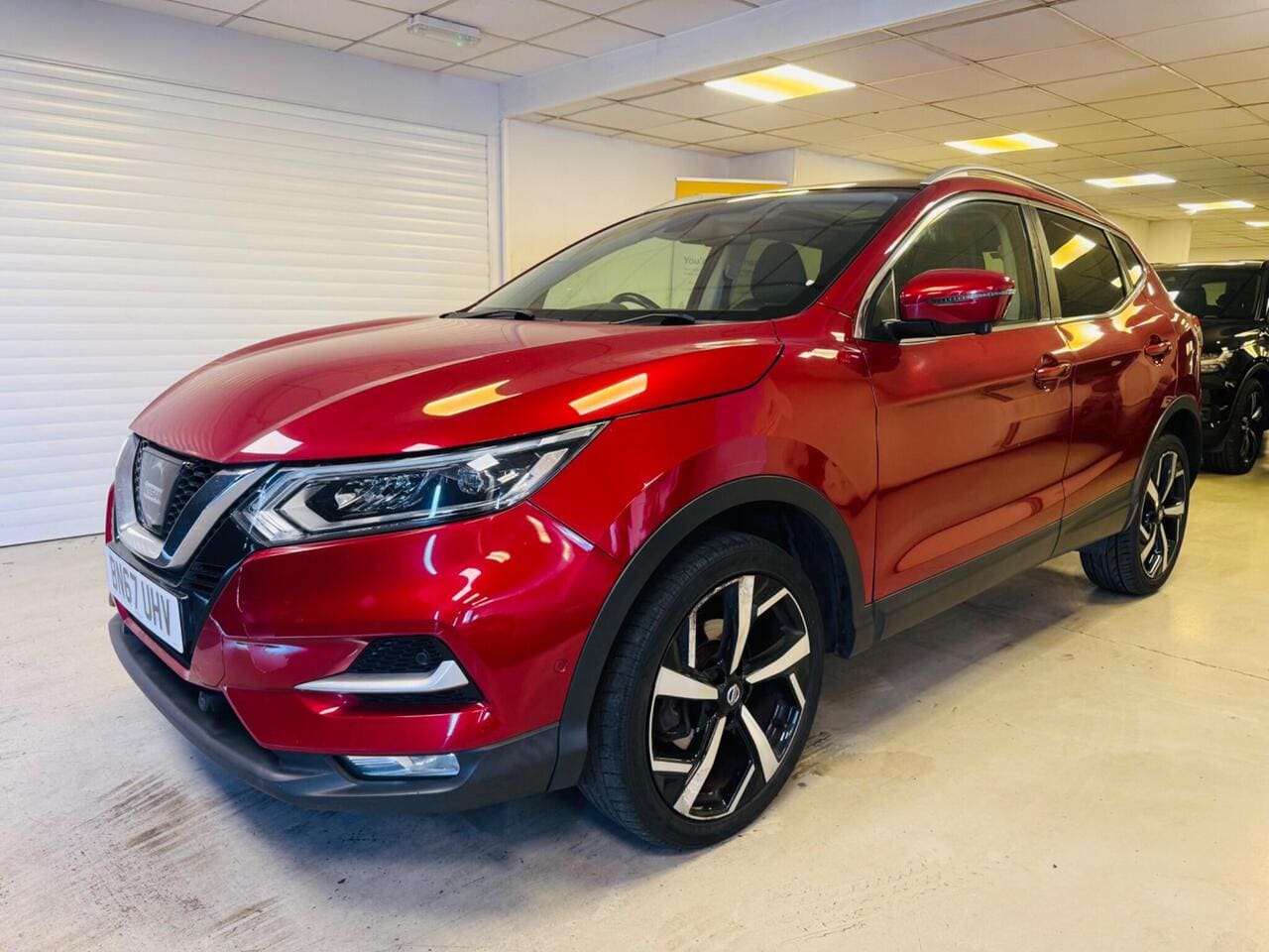 2017 Nissan Qashqai, front left (photo 1 of 36)