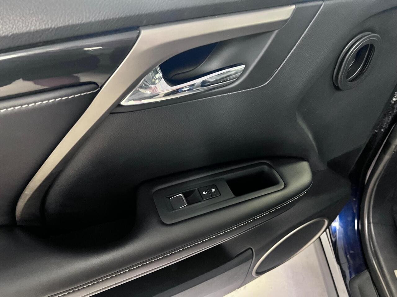 2020 Lexus RX, door interior (photo 32 of 45)