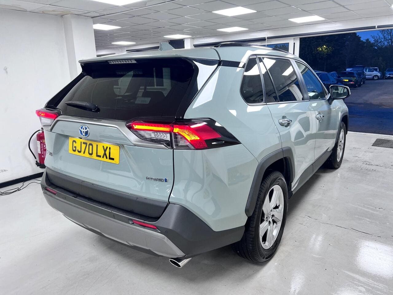 2020 Toyota RAV4, rear right (photo 4 of 36)