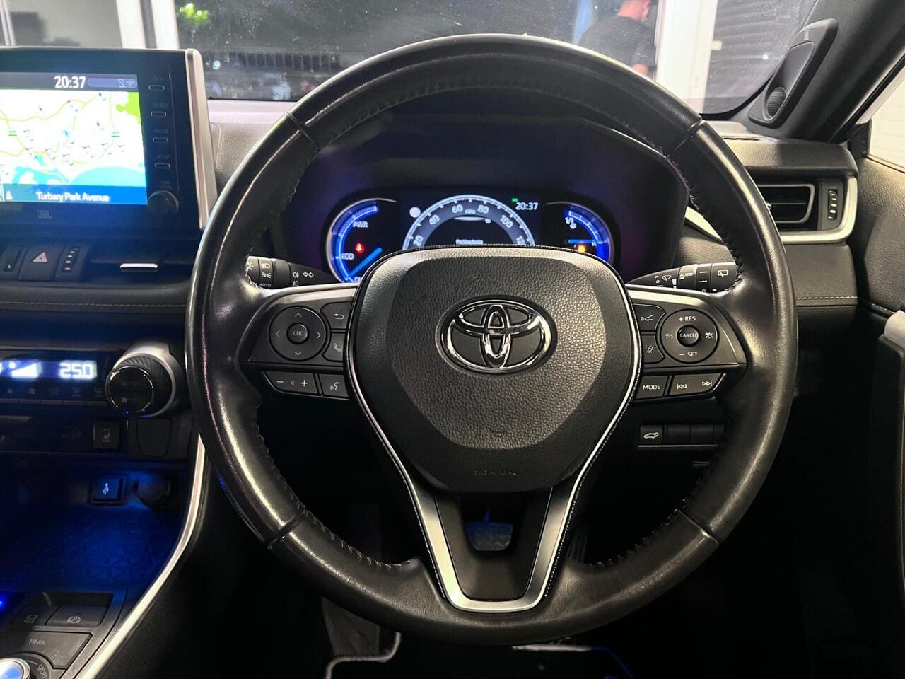 2021 Toyota RAV4, steering wheel (photo 35 of 38)