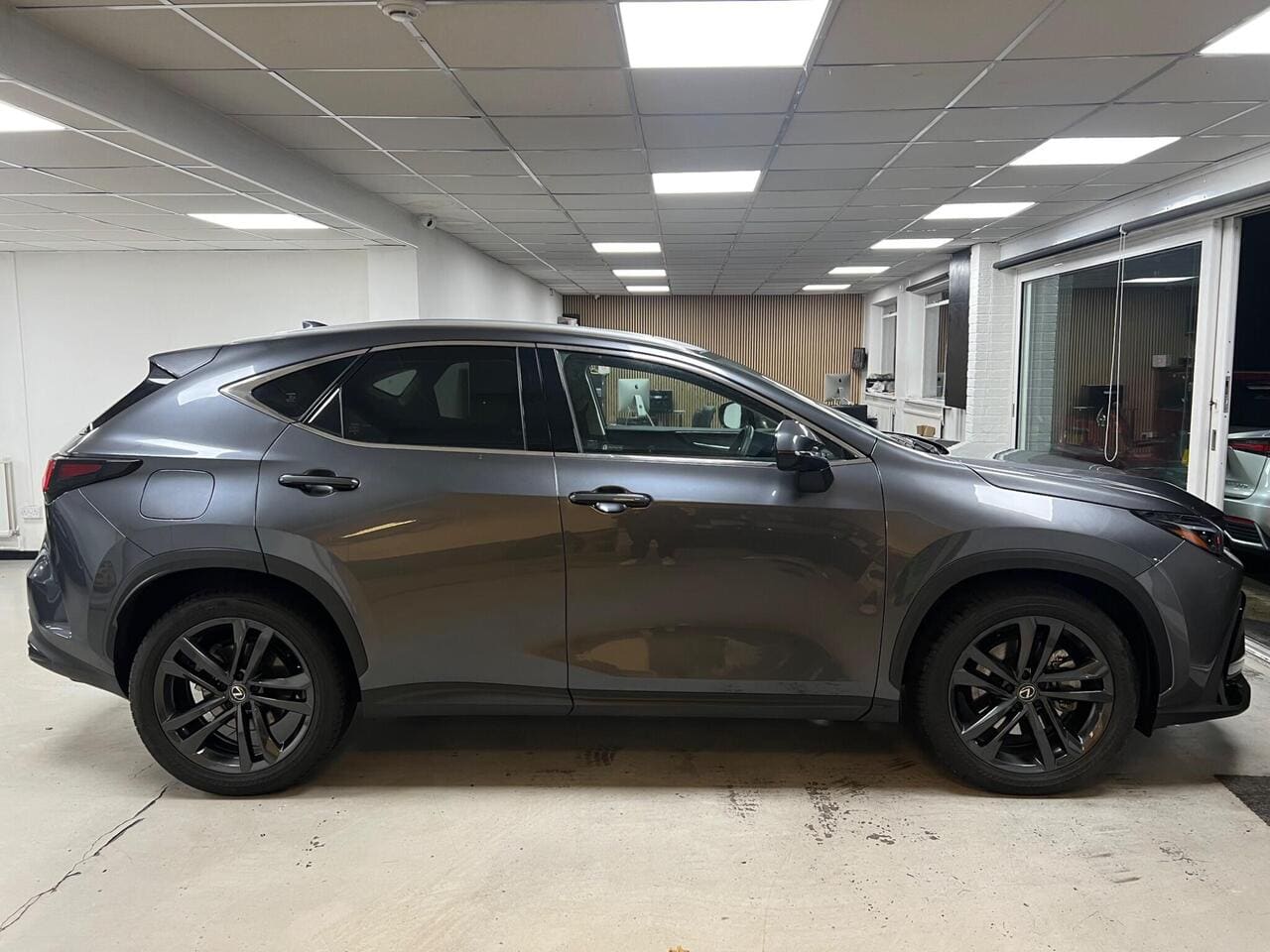 2022 Lexus NX, side right (photo 4 of 46)