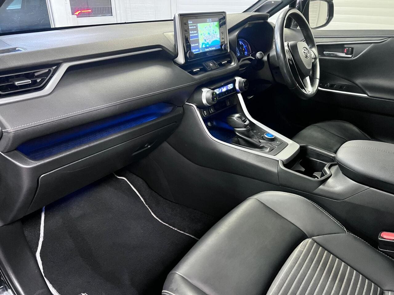 2021 Toyota RAV4 (photo 21 of 38)