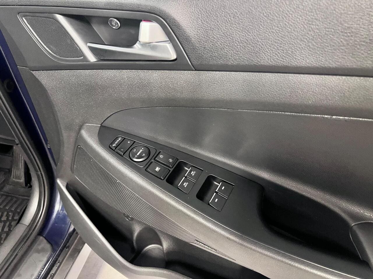 2020 Hyundai TUCSON, door interior (photo 15 of 40)