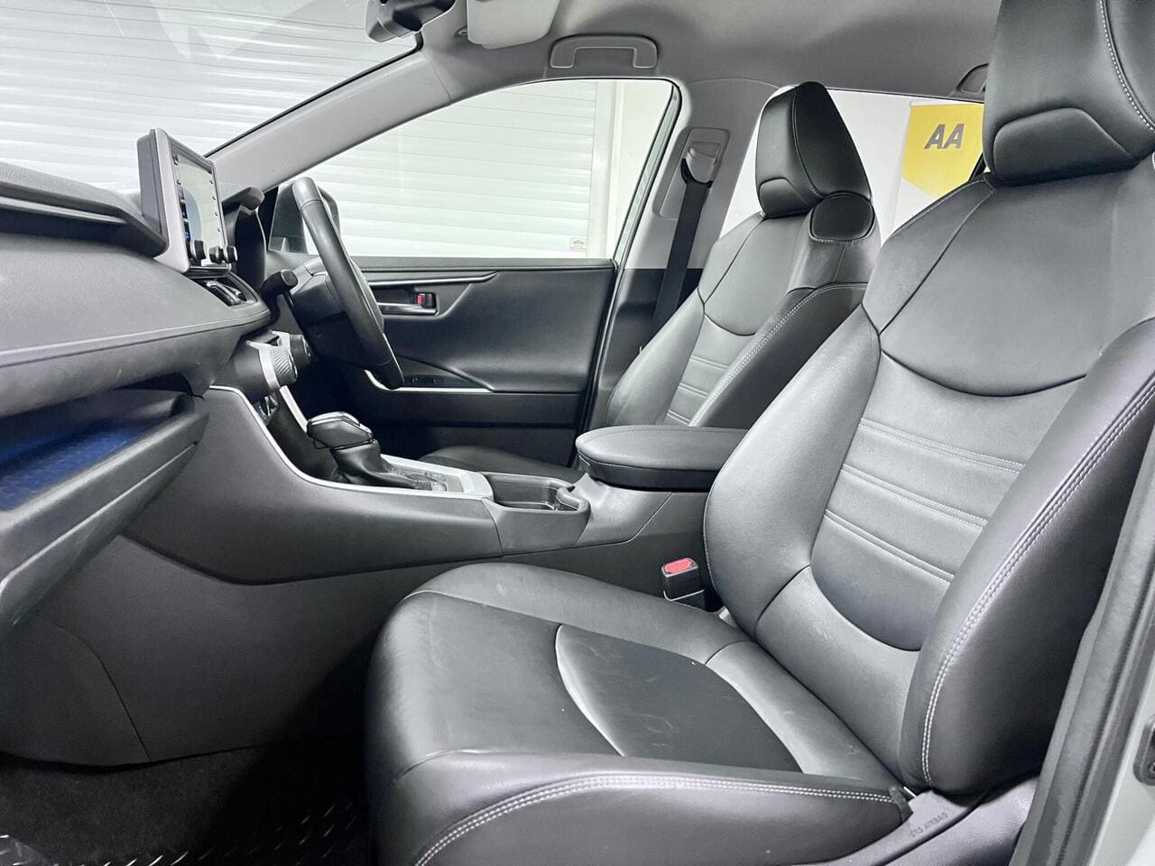 2020 Toyota RAV4, seat front passenger (photo 18 of 36)