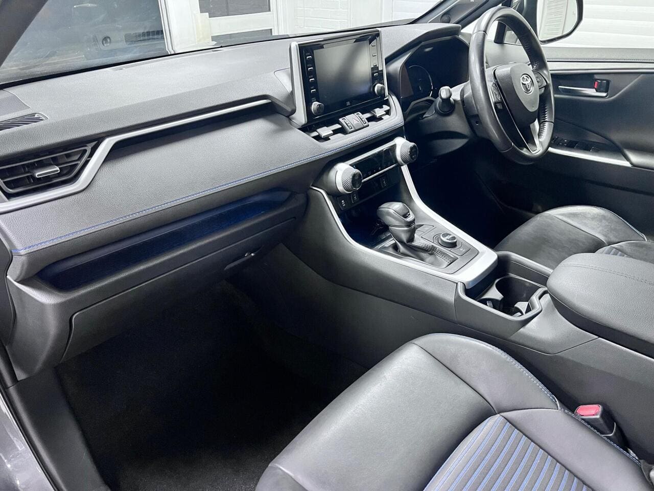 2020 Toyota RAV4, interior front (photo 24 of 43)