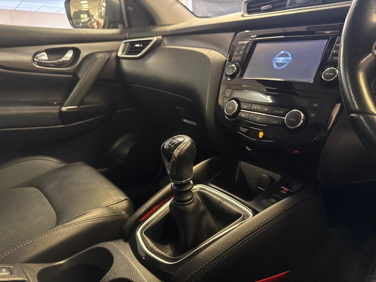 2017 Nissan Qashqai, interior front (photo 12 of 36)