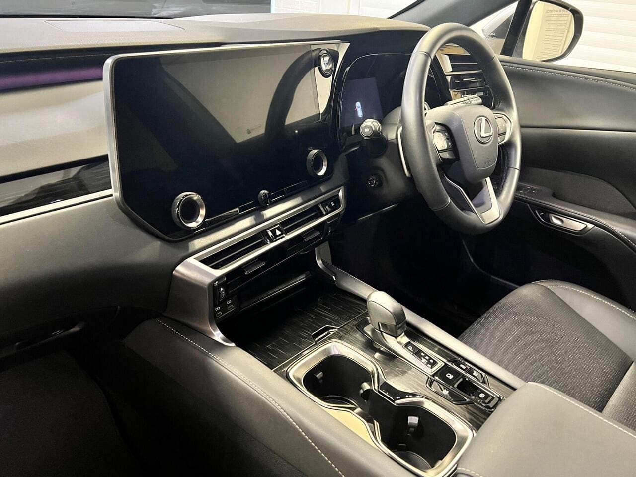 2024 Lexus RX, interior front (photo 30 of 57)